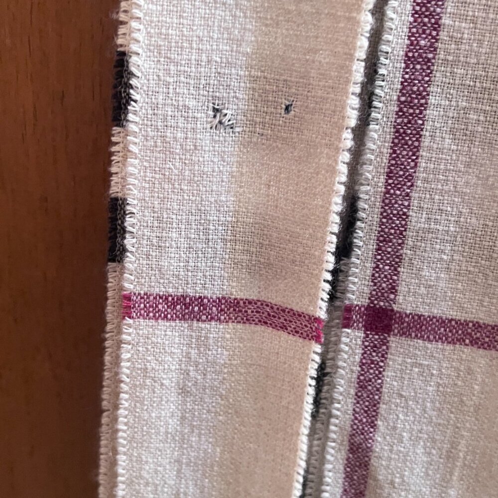 Elegant Burberry Check 100% Cashmere Scarf – Timeless Style - Picture 13 of 13